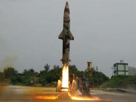 இந்தியாவின் ஏவுகணை ஆய்வு மைய ஆயுத கிடங்கில் தீ: குண்டுகள் வெடித்துச் சிதறின