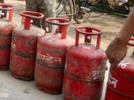 மீண்டும் 54 ரூபாய் விலை குறைந்தது மானியம் வழங்கப்படாத சமையல் கியாஸ் விலை