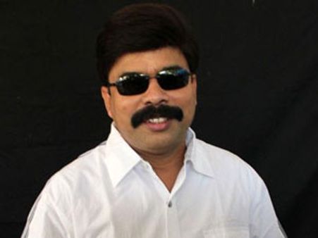 பவர் ஸ்டார் வீட்டில் போலீசார் சோதனை: முக்கிய ஆவணங்கள் பறிமுதல்