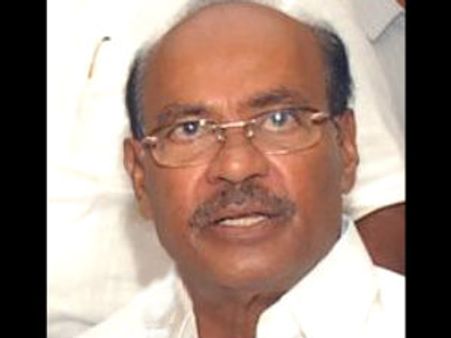 திருச்சி சிறையில் 'காந்திய சிந்தனை' புத்தகம் படிக்கும் ராமதாஸ்!!