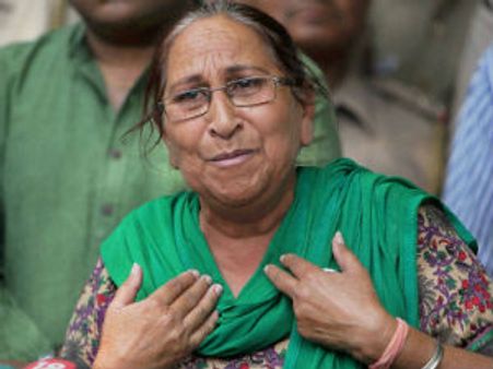 ரூ.25 கோடி தந்தால் சரப்ஜித்தை காப்பாற்றுவதாக கூறிய பாக். மனித உரிமை ஆர்வலர்: சகோதரி புகார்