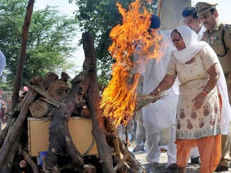 சரப்ஜித் சிங் உடல் அரசு மரியாதையுடன் தகனம்- ஆயிரக்கணக்கானோர் இறுதி அஞ்சலி!