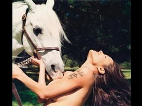 குதிரையுடன் ஏஞ்சலீனா ஜூலி... ஏலத்திற்கு வரும் 'ஹாட்' படம்!