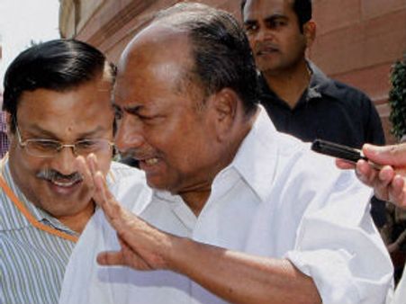 ஹெலிகாப்டர் ஊழல்- மாஜி தளபதி தியாகி தேடப்படும் குற்றவாளி: லோக்சபாவில் ஏ.கே.ஆண்டனி தகவல்