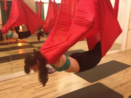 அமெரிக்காவில் 'சின்னத்தம்பி'... யோகாவை தூளியில் 'தொங்க விட்டு காசு பார்க்கிறார்