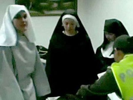 கன்னியாஸ்திரி வேடமிட்டு கோகைன் கடத்திய இளம்பெண்கள் கைது