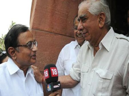 டிவி நிருபராக மாறி ஜஸ்வந்த் சிங்கை பேட்டி கண்ட ப.சிதம்பரம்