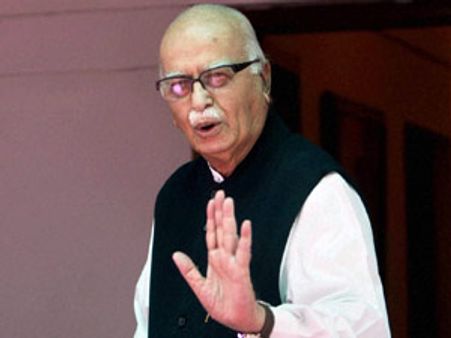 2 அமைச்சர்களைப் போல் பிரதமரும் பதவி விலக வேண்டும்: அத்வானி வலியுறுத்தல்