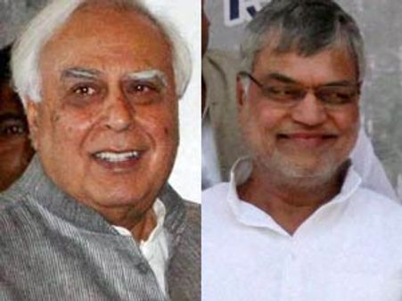 கபில் சிபலிடம் சட்டம், ஜோஷியிடம் ரயில்வே -கூடுதல் பொறுப்பாக ஒதுக்கீடு