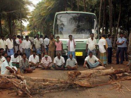 இவர்கள்தான் மதுக்கடையை திறக்கக் கோரி மறியல் செய்த 'மகான்கள்'...!
