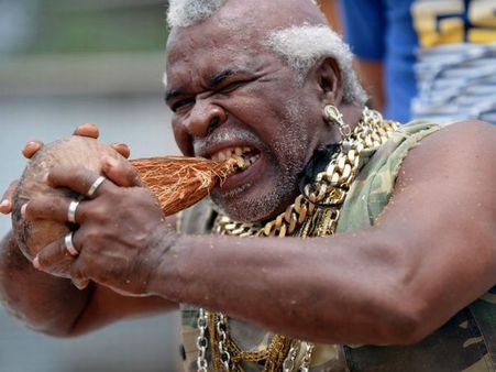 8 வினாடிகளில் பற்களால் அசுர வேகத்தில் தேங்காயை உரிக்கும் பனாமா தாத்தா