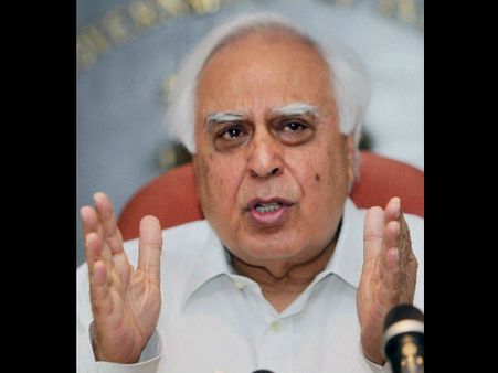 சர்ச்சையில் புதிய சட்ட அமைச்சர் கபில்சிபலும்.. வோடஃபோனுக்கு சாதகமாக செயல்படுவதாக புகார்!!