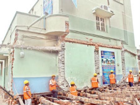 கோவை: வணிக வளாகம் கட்ட ரூ20 லட்சம் செலவில் 35 அடி தூரம் செயற்கையாக நகர்த்தப்பட்ட வீடு