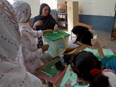 ஆச்சரியம்... 49 சாவடிகளில் 100 சதவீதத்தை தாண்டிய ஓட்டுப்பதிவு: பாகிஸ்தான் தேர்தலில் காமெடி