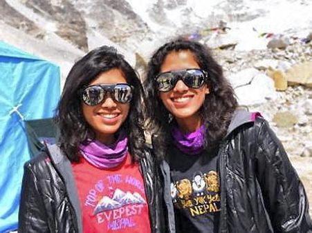 எவரஸ்ட் சிகரத்தில் ஏறி டேராடூன் இரட்டை சகோதரிகள் புதிய சாதனை