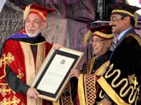 சுற்றுப்பயணம் வந்த ஆப்கான் அதிபர் ஹமீது கர்சாய்க்கு கௌரவ டாக்டர் பட்டம்: பிரணாப் வழங்கினார்