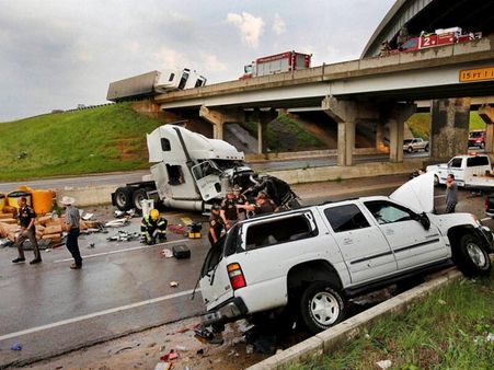 அமெரிக்காவில் சுழற்றி அடித்த சூறாவளியில் 51 பேர் பலி