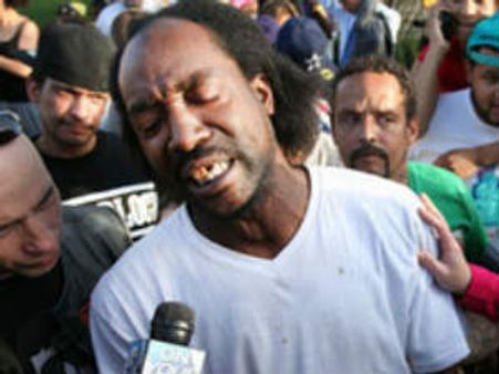 911க்கு போன் செய்து 3 பெண்களை மீட்க உதவிய இளைஞருக்கு வாழ்நாள் முழுக்க இலவச பர்கர்!