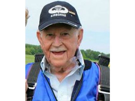 நோயால் அவதிப்படும் கொள்ளுப் பேரனுக்கு நிதி திரட்ட பாராசூட்டில் இருந்து குதித்த 87 வயது தாத்தா