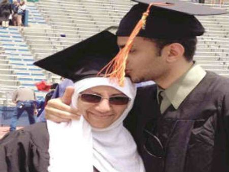 கன்சாஸ் பல்கலைக்கழகத்தில் ஒன்றாக படித்து, ஒரே நாளில் பட்டம் பெற்ற சவூதி தாய், மகன்