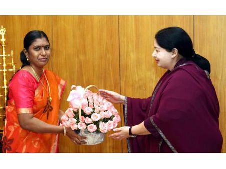 ஒன்இந்தியா தமிழ் செய்தி எதிரொலி- டாஸ்மாக் கடையை மூட உத்தரவிட்ட கரூர் கலெக்டர்!