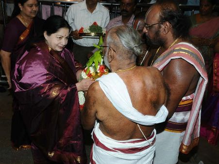 கொட்டும் மழையில் சசிகலாவுடன் ஸ்ரீரங்கம் ஜீயரிடம் ஆசி வாங்கிய ஜெயலலிதா