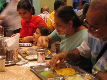 சாப்பிட வாங்க...சினிமாவை விட பணம் கொழிக்கிறதாம் ஹோட்டல் பிசினஸில்!!!