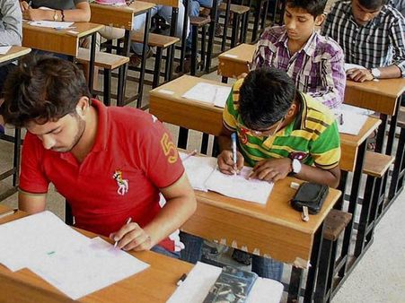 தமிழக எஸ்.எஸ்.எல்.சி வரலாற்றிலேயே முதல் முறையாக.. படித்து நொறுக்கிய மாணாக்கர்கள்!