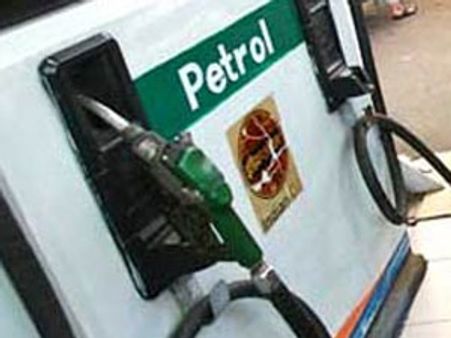 பெட்ரோல் விலை 75 பைசா, டீசல் 50 பைசா உயர்வு: மானியம் இல்லா கேஸ் சிலிண்டர் விலை ரூ.45 குறைப்பு