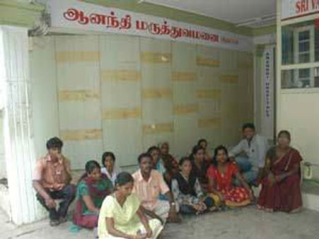 சம்பளப் பாக்கியைக் கொடுங்க.. பவர் ஸ்டார் மருத்துவமனை ஊழியர்கள் போராட்டம்