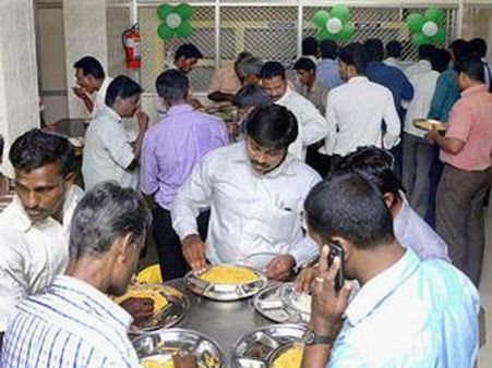 ரோட்டுக்கடைகளை அள்ளிச் சாப்பிட்ட அம்மா கேண்டீன்: அலைமோதும் மக்கள்... அதிகரிக்கும் வருவாய்