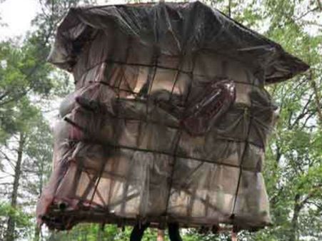 60 கிலோ வீட்டை தோளில் சுமந்து ஊர் சுற்றும் ‘நத்தை மனிதர்‘