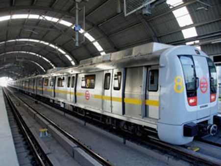 குகைவழிப் பாதையில் ஸ்ட்ரக்கான டெல்லி மெட்ரோ ரயில்.. பீதியில் அலறிய பயணிகள்