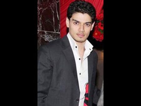 நடிகை ஜியா கானை தற்கொலைக்கு தூண்டியதாக காதலர் சூரஜ் கைது