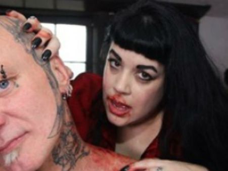 மனித ரத்தம் இந்தப் பெண்ணுக்கு ஜூஸ் மாதிரி: தினமும் 2 லிட்டர் குடிக்கிறார்