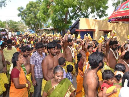 கிராமத்து திருவிழா: பாவாடை தாவணி பட்டாம்பூச்சிகள்… மஞ்சத்தண்ணீர் விளையாட்டு