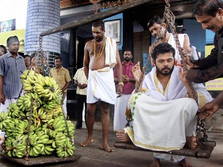 கொச்சி பகவதி அம்மன் கோவிலில் 85 கிலோ கதளி பழத்தை துலாபாரமாக கொடுத்த ஸ்ரீசாந்த்!