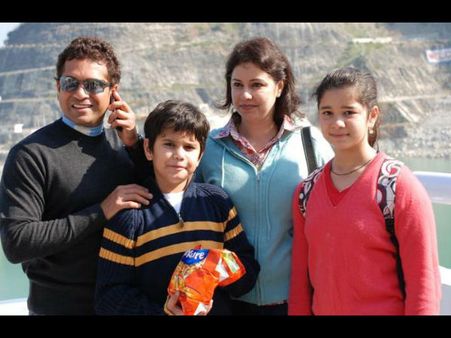 இந்தியாவின் புகழ்பெற்ற தந்தைகள்: ஷாருக்கான் 1... அமிதாப் 2.... சச்சின் 3வதுஇடம்!