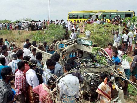 புதுக்கோட்டையில் ஆட்டோ மீது தனியார் பஸ் மோதி 9 பள்ளிக் குழந்தைகள் பலி!! 3 பேர் கவலைக்கிடம்!!