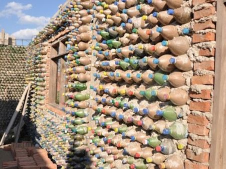 செங்கலுக்குப் பதில், பிளாஸ்டிக் பாட்டில்...: ‘புது டெக்னிக்’ வீடு கட்டும் பொலிவியா மக்கள்