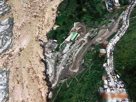 சீறிய இயற்கை, பொத்துக் கொண்ட வானம்.. புரண்டோடும் ஆறுகள், திணறும் வட இந்தியா