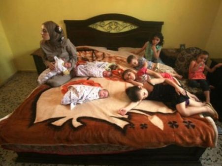 ஆத்தாடி, 21 வயசுக்குள்ள... 4 பிரசவத்துல... 11 குழந்தைகளாம்!!!