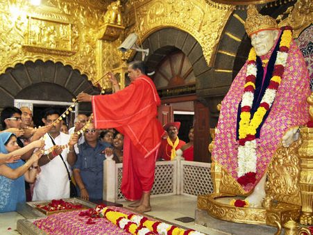 சீரடி சாய்பாபாவிற்கு 51 தங்கக் காசு மாலை காணிக்கை