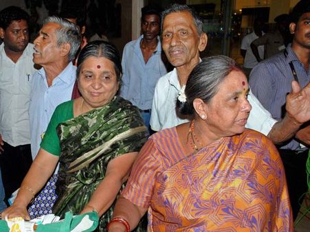 பத்திரமாக சென்னை திரும்பிய தமிழக யாத்ரீகர்கள்… கண்ணீர் விட்ட உறவினர்கள்