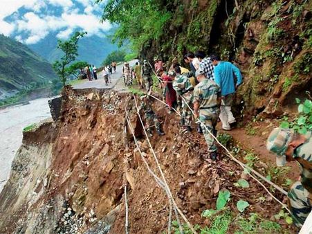 உத்தரகாண்ட் வெள்ள பாதிப்பு - இதுவரை 80,000 பேர் மீட்பு