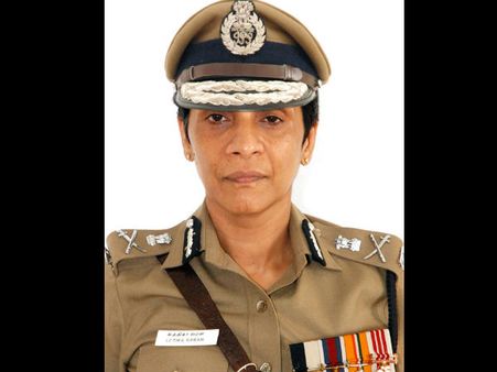 முன்னாள் டிஜிபி லத்திகா சரணின் ஹேண்ட் பேக்கை சுட்டுட்டாங்க....!