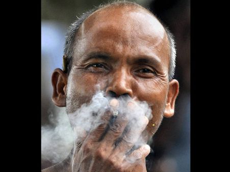 2012ல் கேரளாவில் ‘பப்ளிக்கா’ தம் அடிச்சு பைன் கட்டினவங்க 77,000 பேராம்....