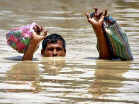 உத்தரகண்டில் வெளுத்து வாங்கும் மழை: 10,000 பேர் தவிப்பு