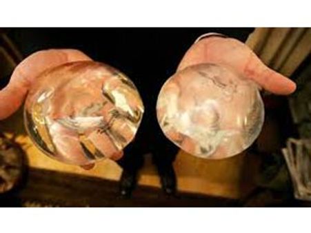 செல்போனில் 4 மணிநேரம் கேம்ஸ் விளையாடிய சீன பெண்ணின் செயற்கை மார்பகம் வெடித்தது