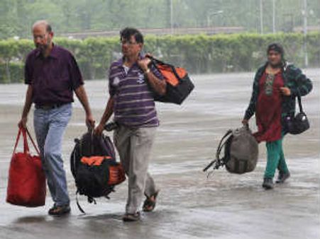 ராணுவத்தினருடன் 13 கிமீ நடந்தே பத்ரிநாத்தை விட்டு வெளியேறிய 500 யாத்ரீகர்கள்